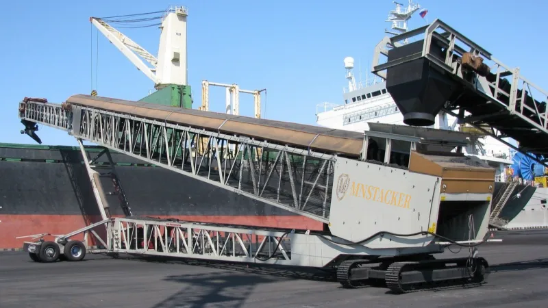 mobile ship loader for bulk materials