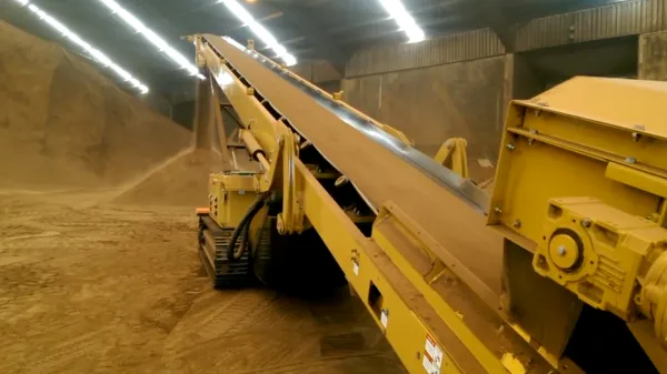 tracked mobile stacking conveyor for sand