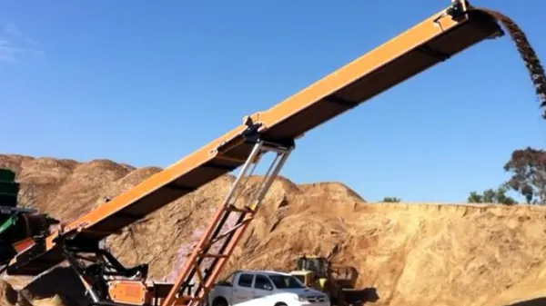 tracked mobile stacking conveyor for quarry