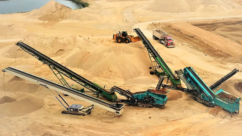 tracked conveyor for mobile crushing and screening plant